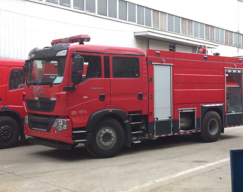 重汽豪沃T5G8吨水罐消防车价格表 优惠促销 车辆配置