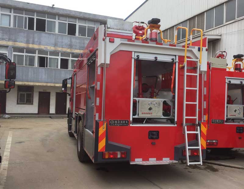 重汽豪沃T5G8吨水罐消防车有售、功能齐全