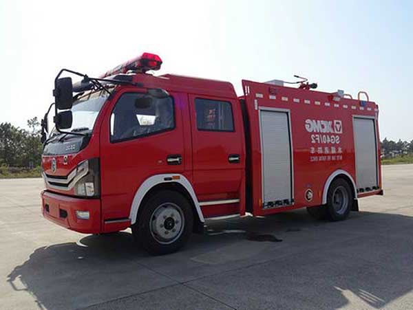 国6最新多利卡D7双排5方水罐消防车实拍图_推荐车型