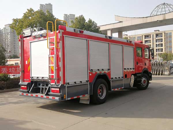 多利卡D9双排7吨泡沫消防车厂家参数厂价直销