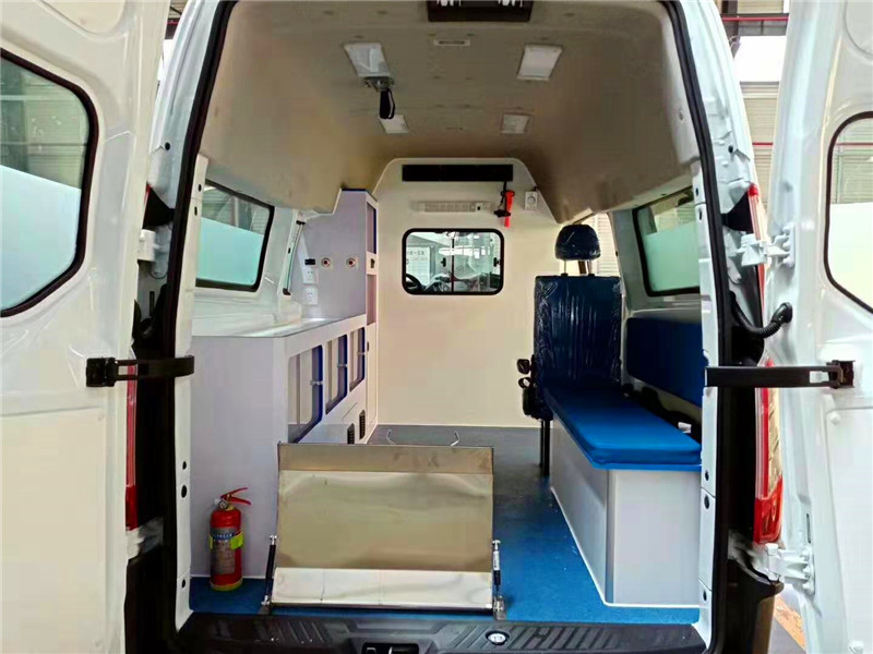 国六福特新全顺V362救护车图片、高品质、功能齐全