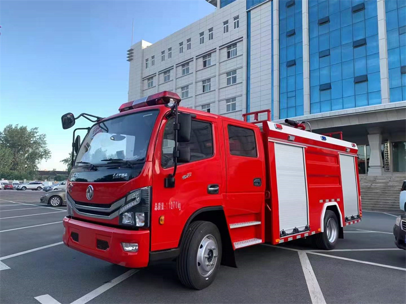 新款东风多利卡D7_4.5吨泡沫消防车专业厂家