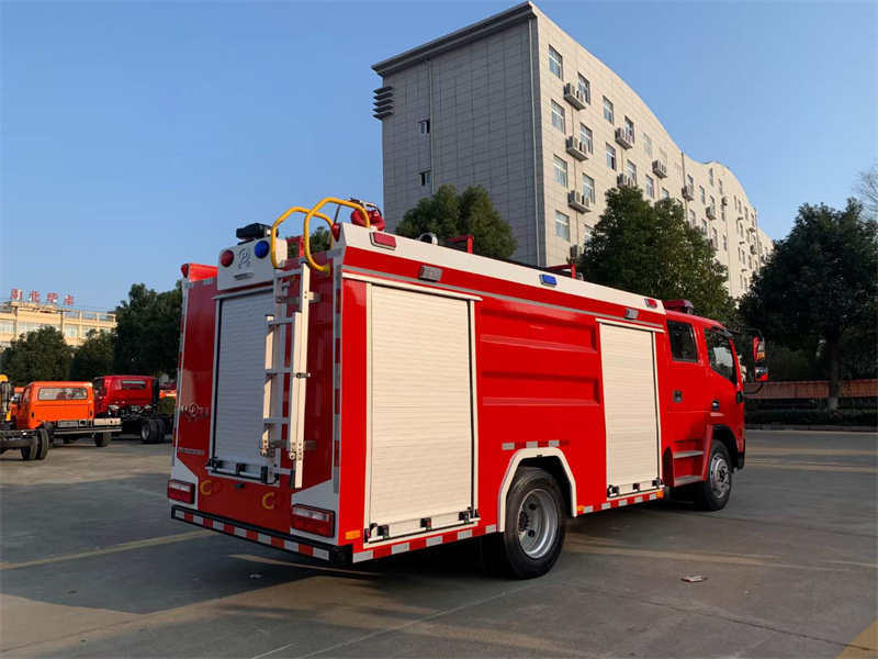 多利卡D7_4.5吨泡沫消防车厂家功能齐全推荐配置