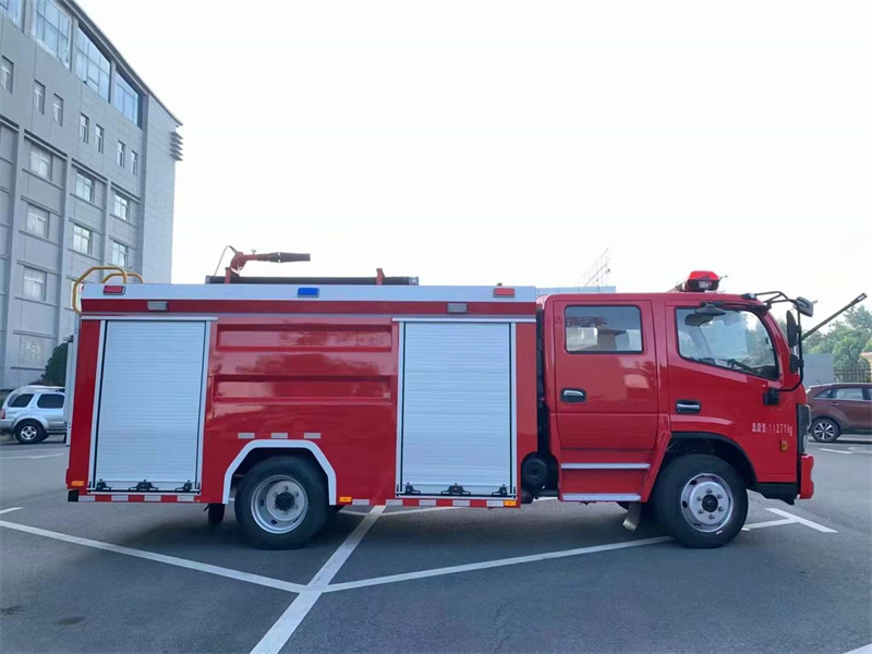 新款多利卡D7_4.5噸泡沫消防車報價配置