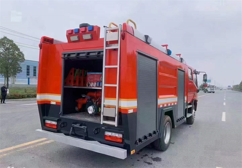 东风多利卡D7_4.5吨泡沫消防车功能齐全