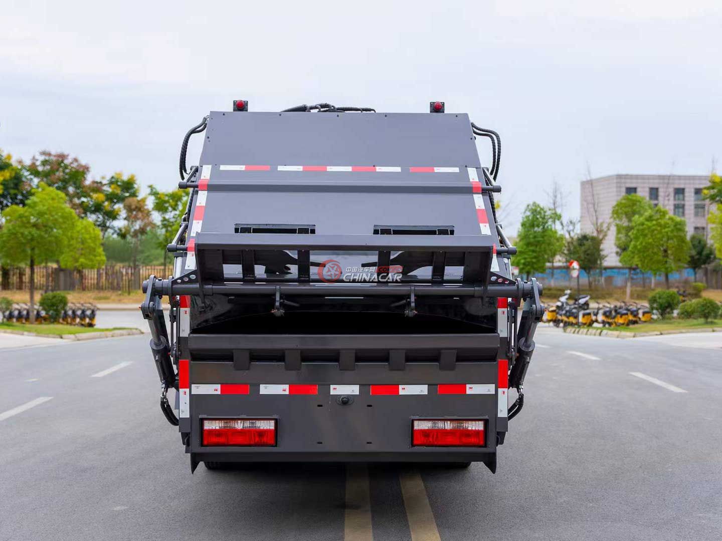 国六东风多利卡7方压缩式垃圾车实拍图片