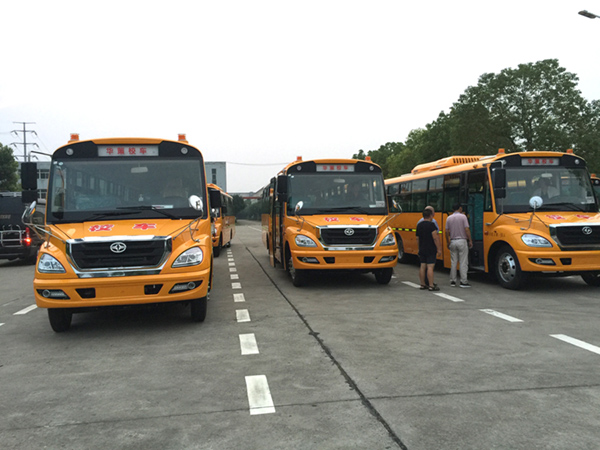 華新牌國六10.5米56座中小學生專用校車批量發往江蘇揚州