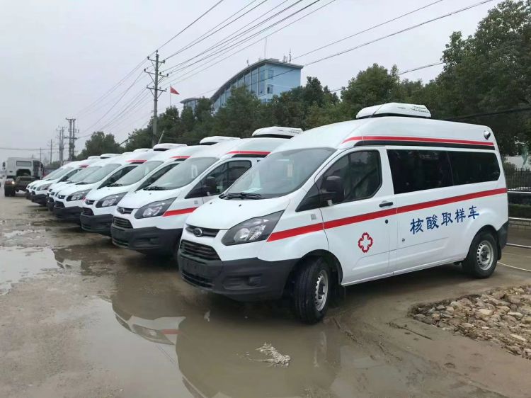 程力汽車集團8臺核酸取樣車整裝待發將通過板車發往黑龍江省中心醫院
