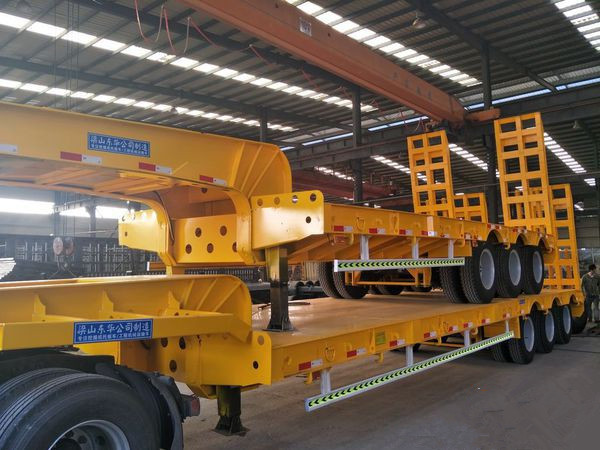 厂家专业定做13米三轴挖掘机拖板运输半挂车