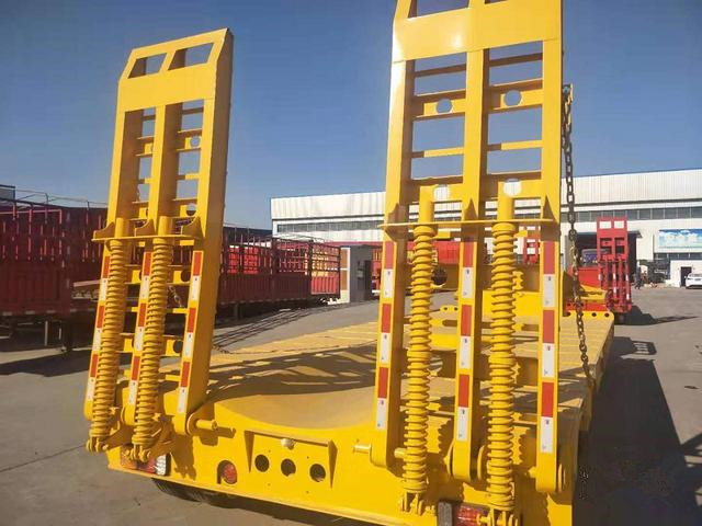 海南订做13米钩机板运输车 全国发货
