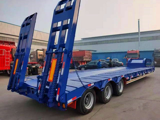 云南订做13米钩机板运输车 全国发货