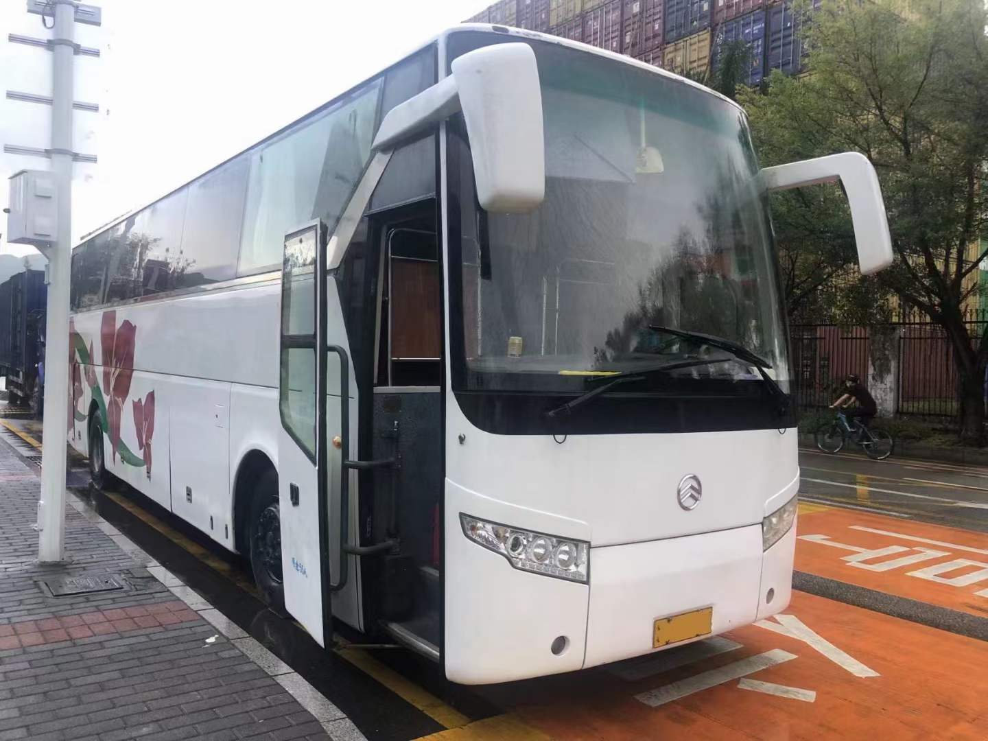 【深圳】2012年5月 特价出两台55座金旅6125气囊旅游车 价格5.00万 二手车