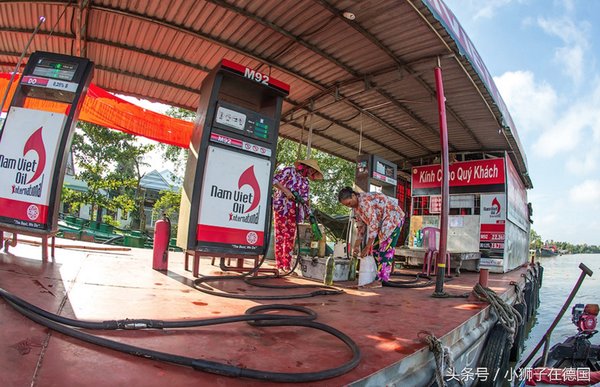 湄公河上的加油站 喷油枪直接灌进塑料瓶|新闻