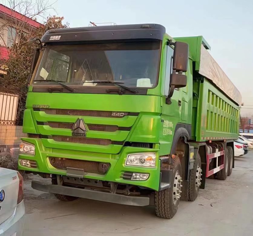 重汽豪沃V7440马力国六排放绿色渣土车8米大箱