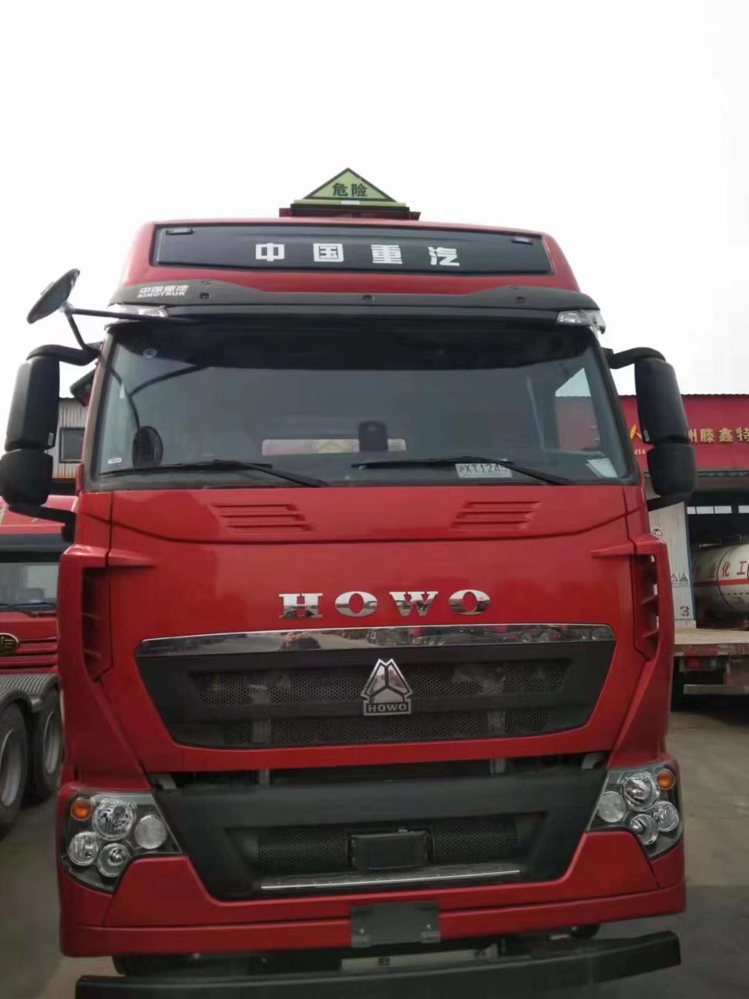 中国重汽豪沃T7危险品牵引车440马力火红色国六排放