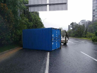 台风“妮妲”太猛！深圳大货车被强风刮倒侧翻