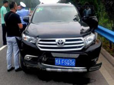 河南高速公路上演“劫囚”，押解嫌犯警车遭撞击