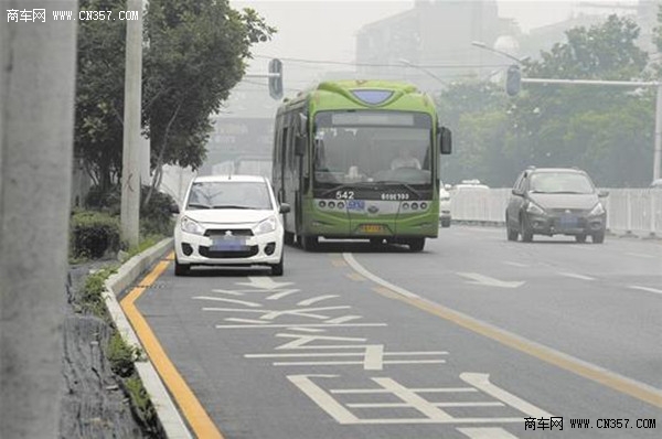   小心罚200 下月起别在武汉公交车道停车  