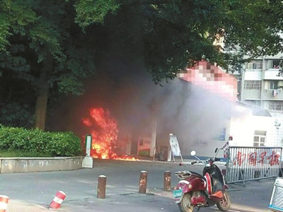 南宁市大学路一环卫车加油后起火 两环卫工被烧伤
