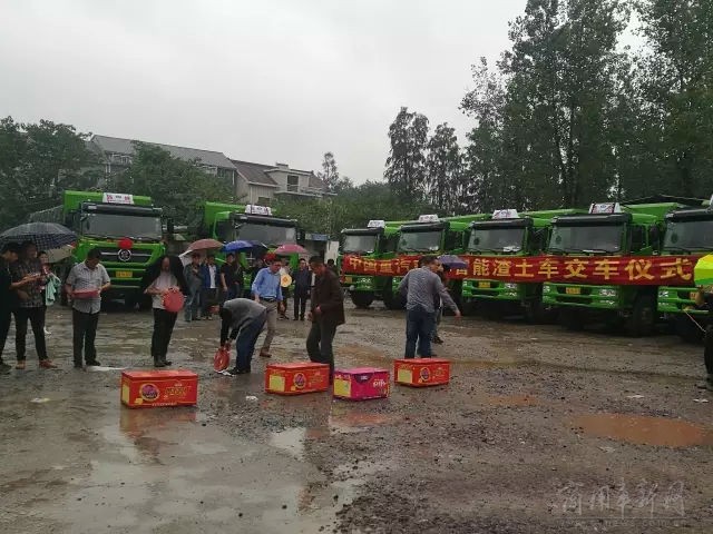 18台新斯太尔D7B8X4环保渣土车杭州顺利交车