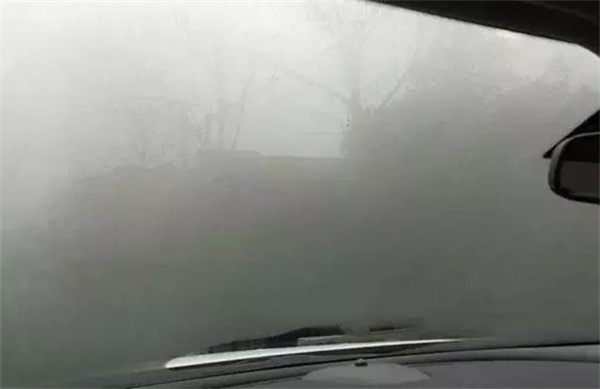 冬天开车最怕车窗起雾，别担心，用这些小妙招