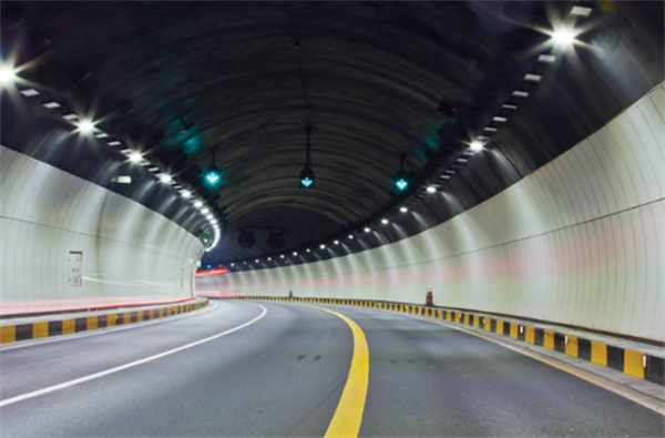 为什么老司机进隧道都不靠右侧行驶 原因大有讲究