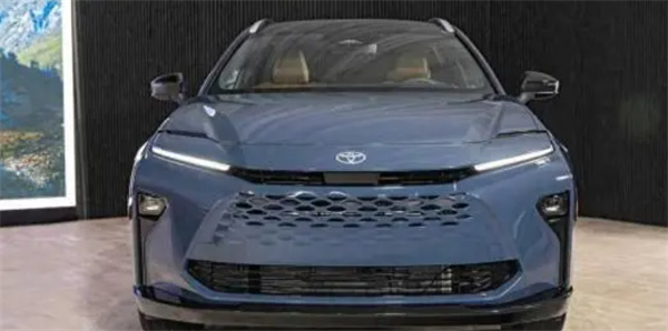 皇冠新SUV确认 定位高级汉兰达 新前脸+双联屏 或售40万元