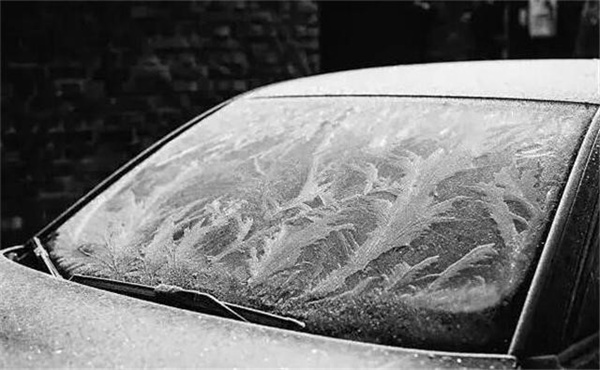 汽车玻璃被冰封 交警教你一分钟如何除冰
