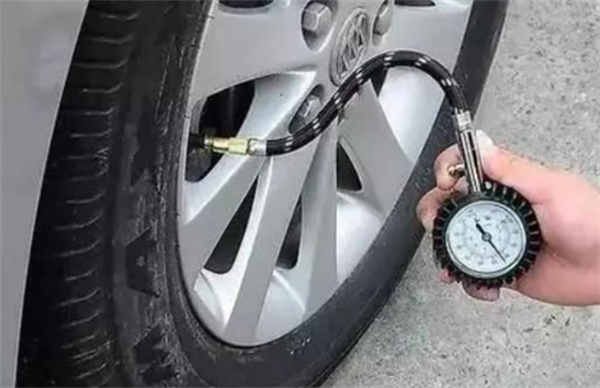 汽车夏季轮胎气压多少合适（2.3~2.5bar）