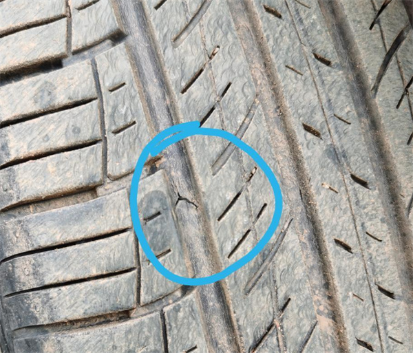 汽车轮胎有细小裂纹需要更换吗