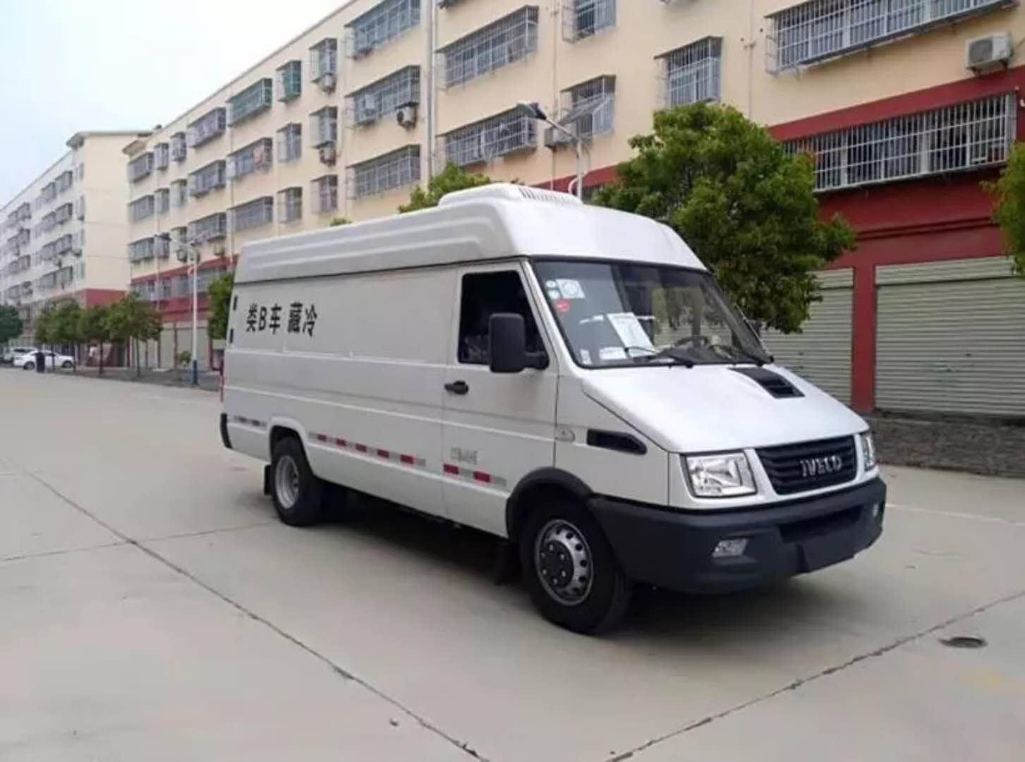 依维柯2.1米面包冷藏车，医疗育苗冷藏车，鲜奶运输车