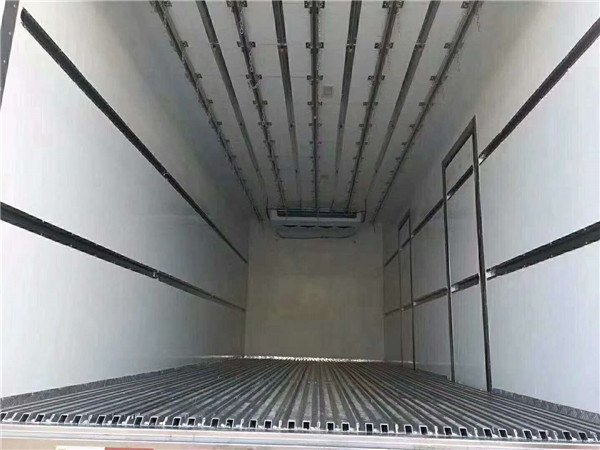 陕汽德龙9.6米前四后八冷藏车30吨货箱