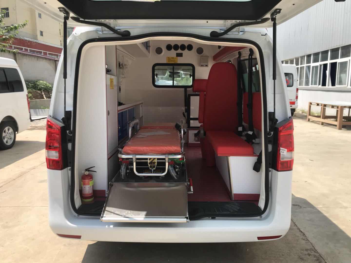 奔驰威霆汽油版监护型救护车