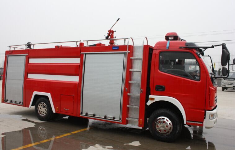 东风多利卡4-5方小型水罐消防车