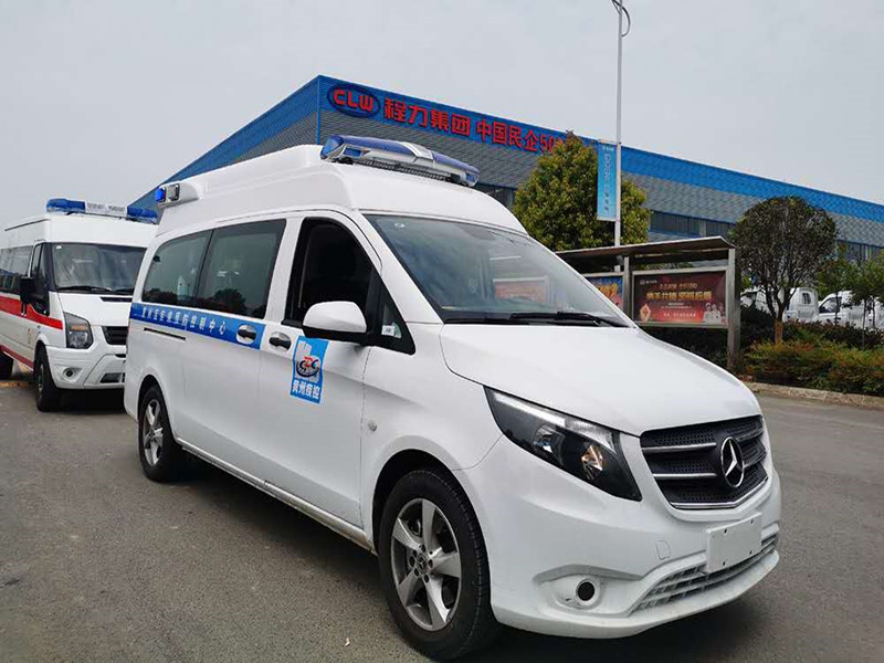 国六奔驰新威霆监护型救护车