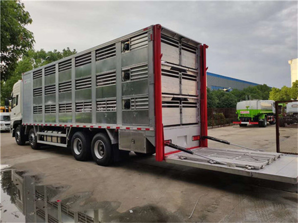大型畜禽运输车 9.6米猪苗车