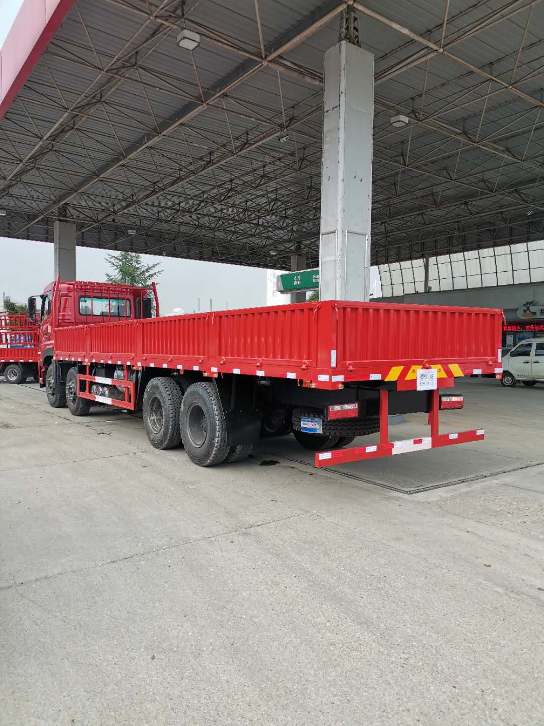 拉60吨货的9.6米平板货车
