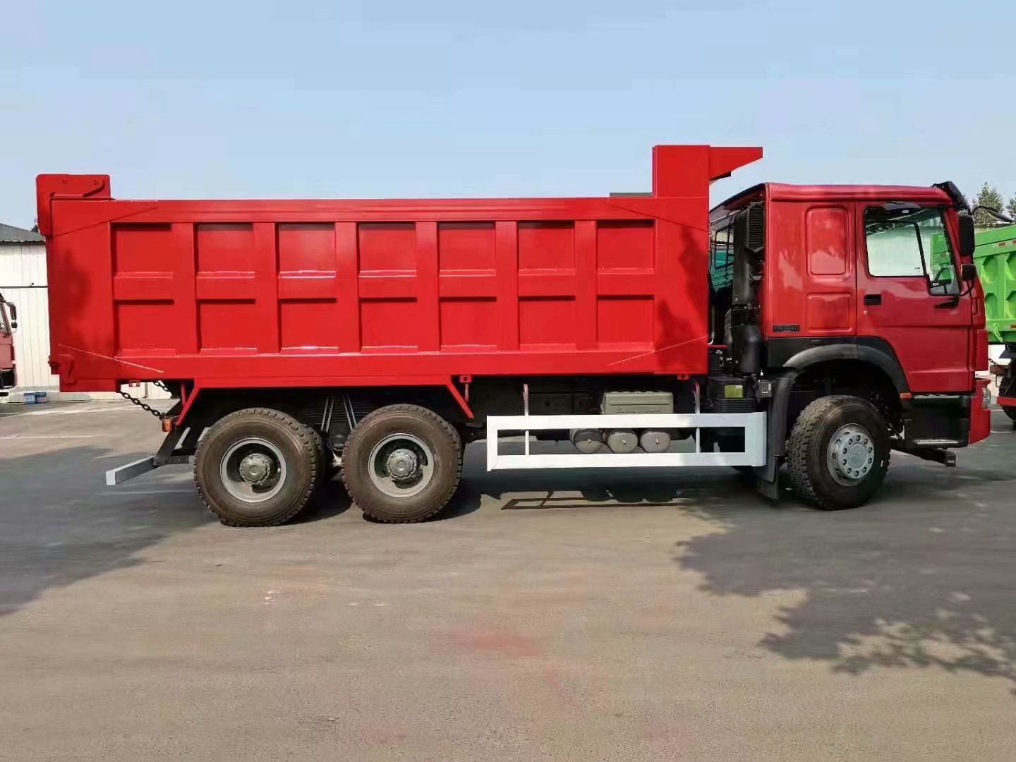 中国重汽豪沃V7自卸车国二5.8米矿用新火红