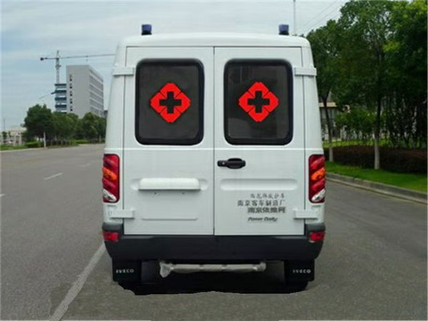 程力高端救护车 依维柯负压急救车 重症运输型救护车