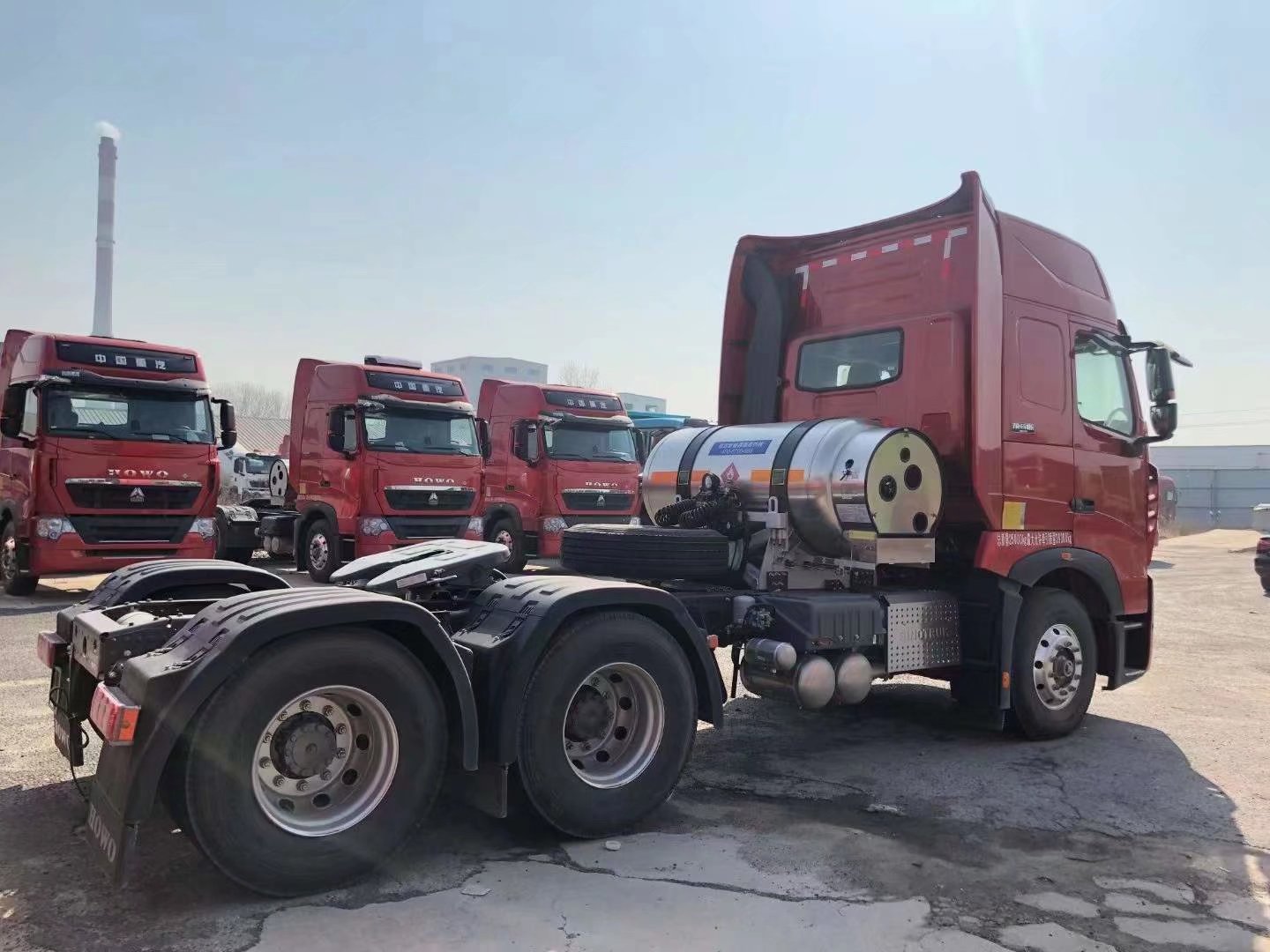 中国重汽豪沃 T7牵引车国六天然气LNG440马力牵引车水晶红