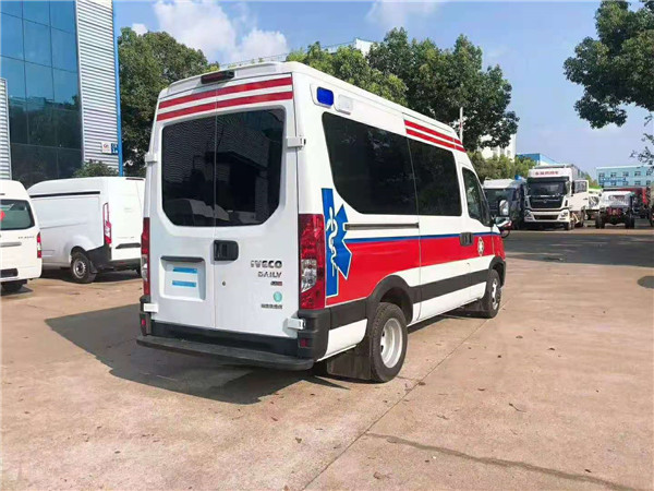 依维柯120医疗救护车 新款负压转运型救护车 移动疫苗接种车