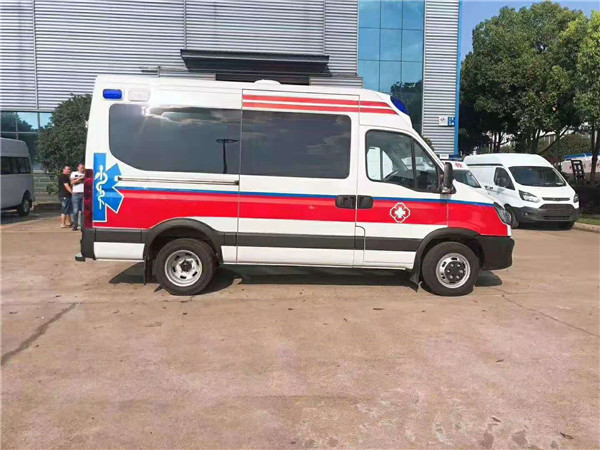 依维柯120医疗救护车 新款负压转运型救护车 移动疫苗接种车
