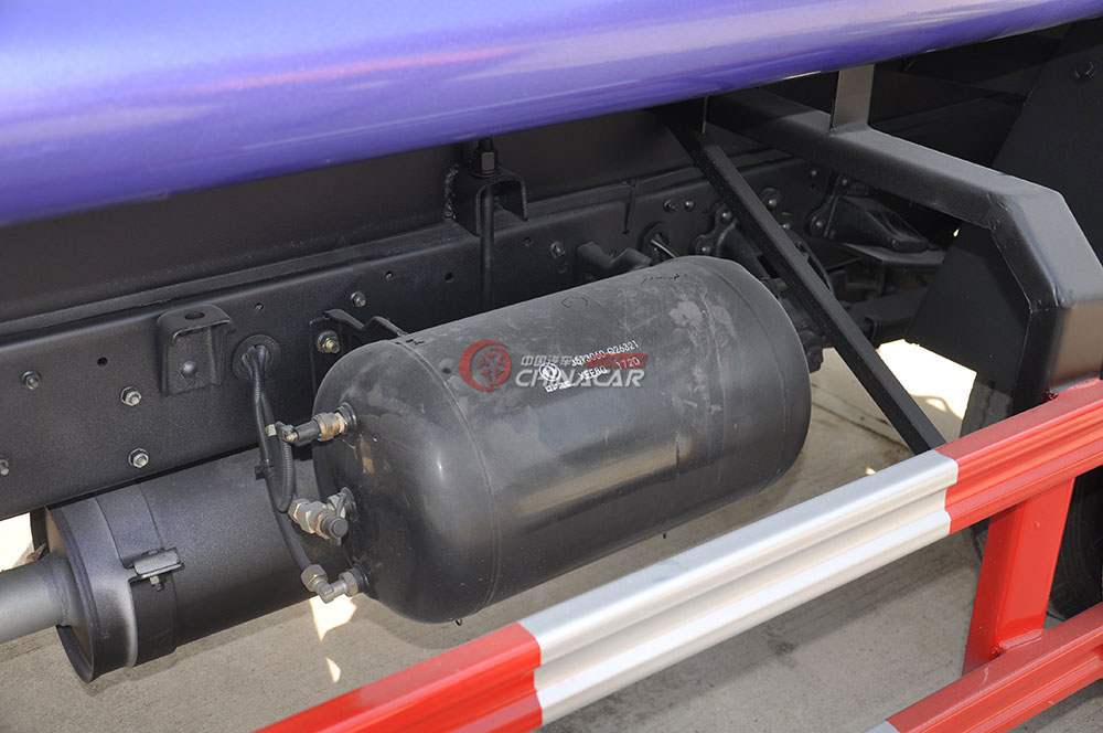 东风多利卡D6洒水车底盘图片-汽动制动器储气罐