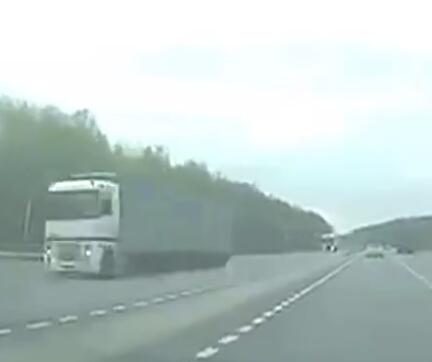 高速上货车司机打瞌睡，直接冲出高速