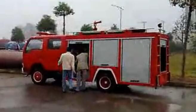 多利卡消防车视频