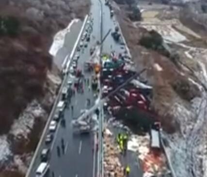 航拍京昆高速30多辆车相撞 货车撞成一团