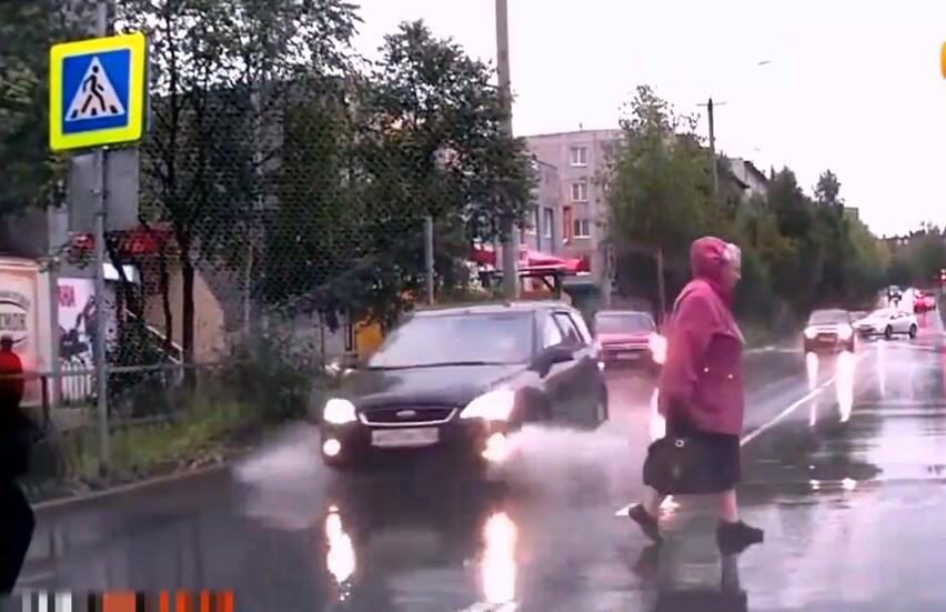 有钱烧的慌？明明在下雨，为什么洒水车还在街上洒水？