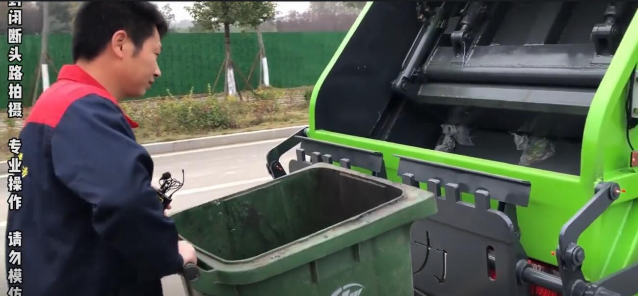 东风4方压缩式垃圾车视频