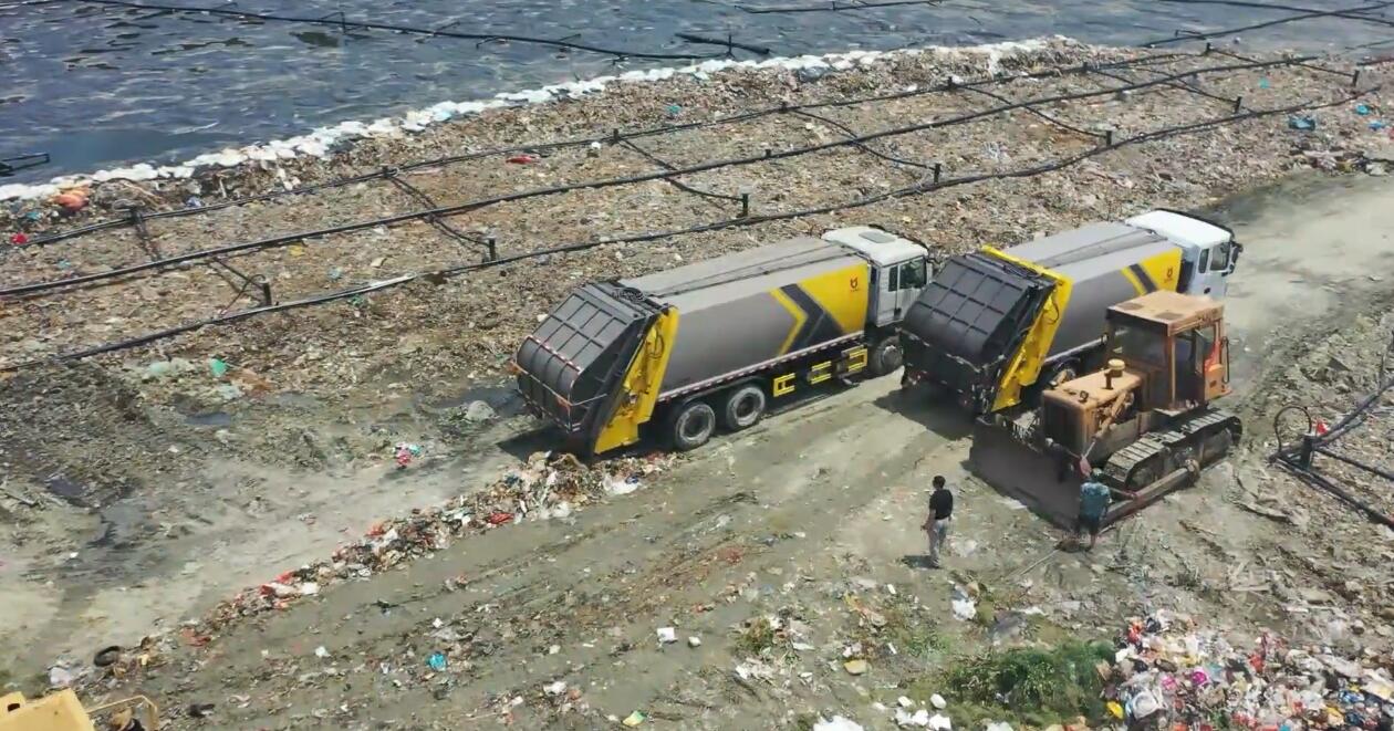 东风12吨压缩垃圾车垃圾场试车视频